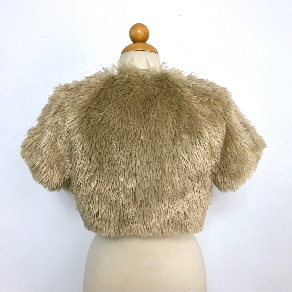 💕 HP 💕 NY COLLECTION beige fur wrap shrug - Picture 4 of 4